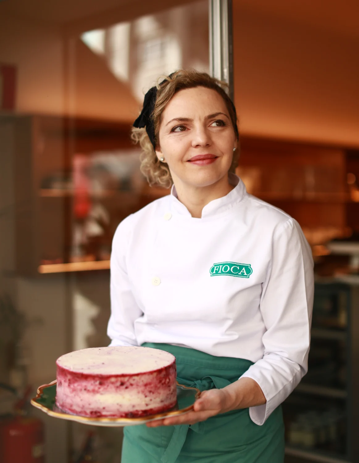 Chef Regina Paula com um bolo real da Fioca