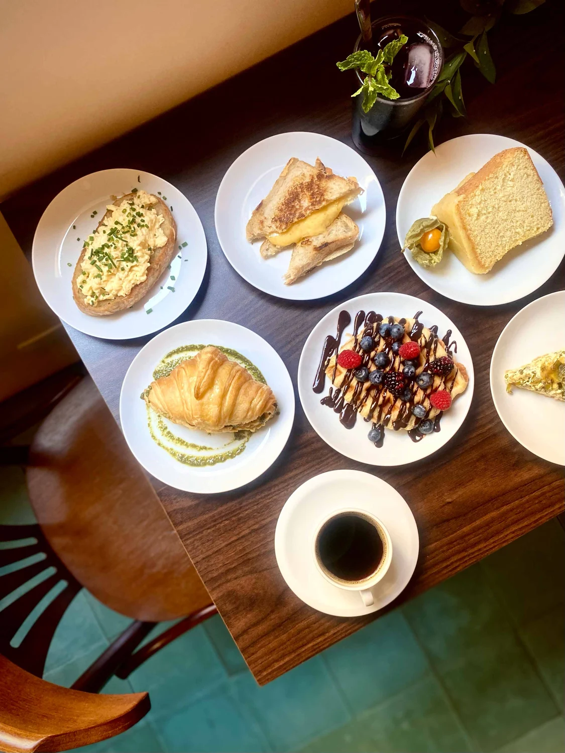 Mesa com cafés, doces e refeições do cardápio Fioca